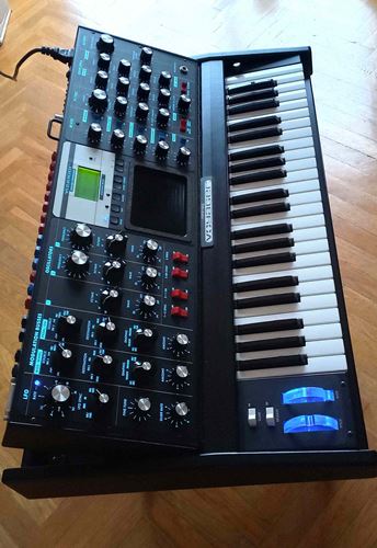 Moog-Voyager Electric Blue *Maxed Out*